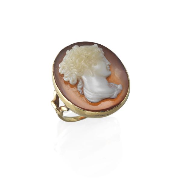 CARNELIAN AND CHALCEDONY CAMEO RING IN 18KT YELLOW GOLD