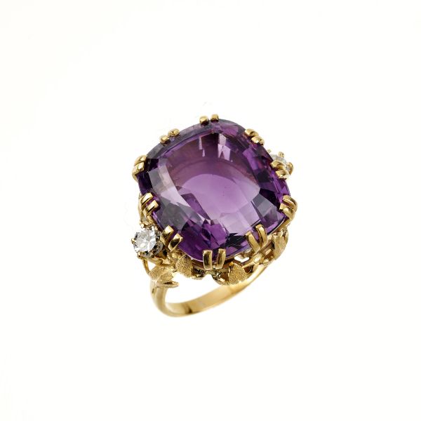 



ANELLO CON GRANDE AMETISTA E DIAMANTI