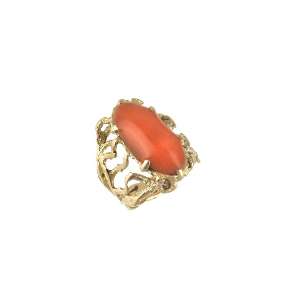 CORAL RING IN 18KT YELLOW GOLD