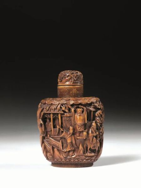  Snuff bottle, Cina sec. XVIII-XIX , in osso inciso raffigurante i sette saggi della tradizione taoista, alt. cm 9,5