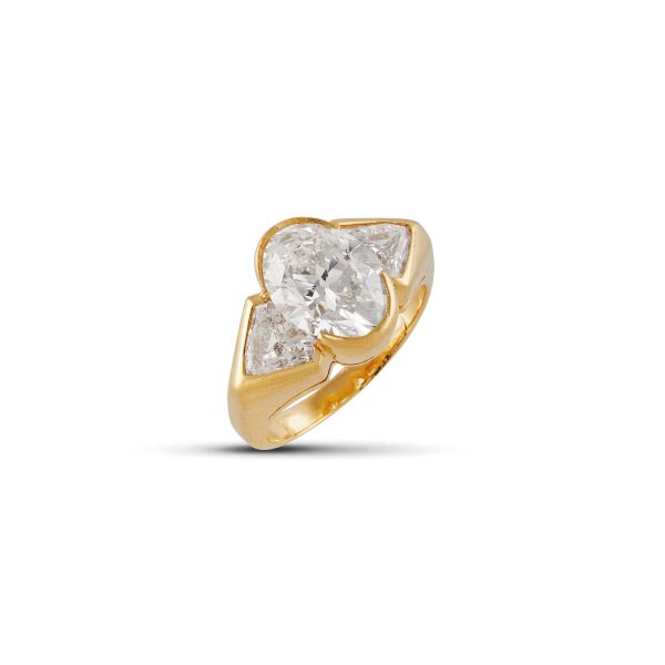 



ANELLO CON DIAMANTI