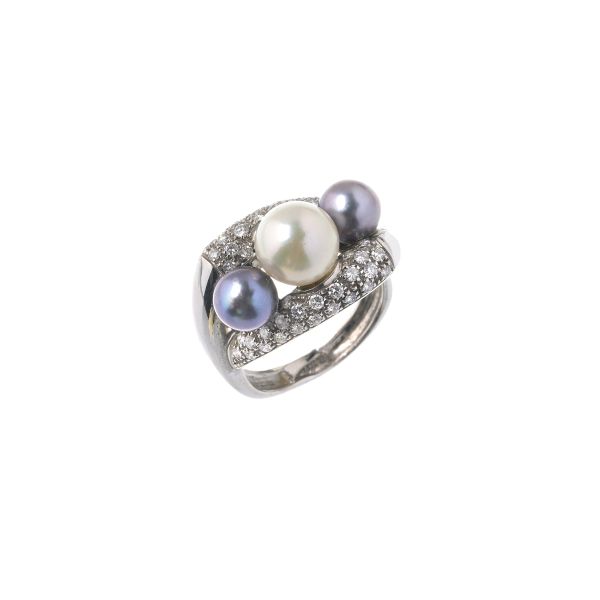 



PEARL AND DIAMOND BAND RING IN 18KT WHITE GOLD