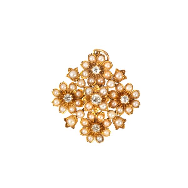 DIAMOND AND PEARL FLORAL BROOCH IN 18KT YELLOW GOLD