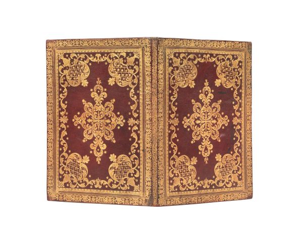 (Legature)   Una legatura vuota del XVIII secolo.   Legatura in marocchino rosso riccamente decorata in oro e con bellissime sguardie stampate con motivo floreale su carta (276 x 203 mm).