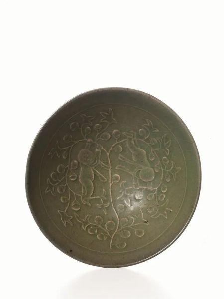  Ciotola Cina sec. XX,  in ceramica celadon Longquan, decorata a rilievo a motivi floreali e bambini, diam. cm 15 