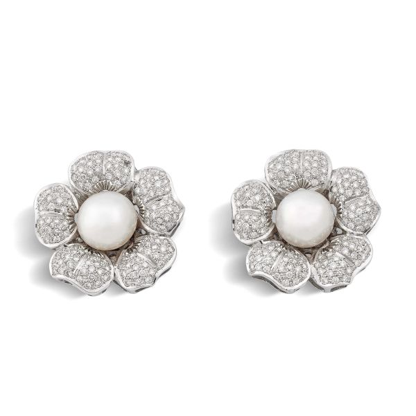 PEARL AND DIAMOND FLOWER EARRINGS IN 18KT WHITE GOLD