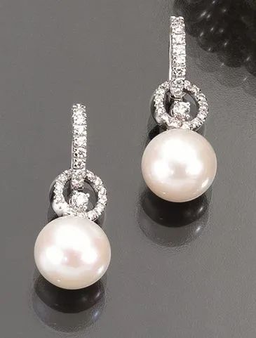  Paio di orecchini pendenti in oro bianco, perle di fiume e diamanti    