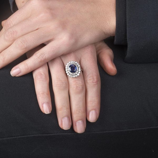 ANELLO CON ZAFFIRO BIRMANO E DIAMANTI