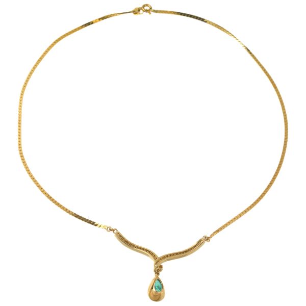 



UNOAERRE EMERALD AND DIAMOND NECKLACE IN 18KT YELLOW GOLD