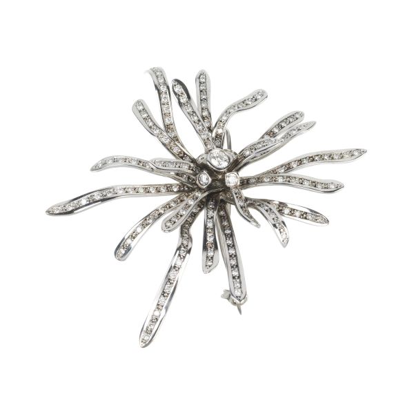 DIAMOND FLORAL BROOCH IN 18KT WHITE GOLD