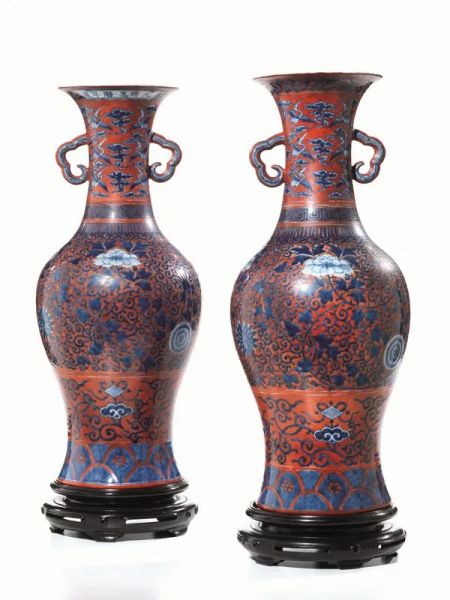 Coppia di vasi, Cina sec XIX, in porcellana a fondo rosso con decori floreali e volatile blu, alt, cm 46 (2)