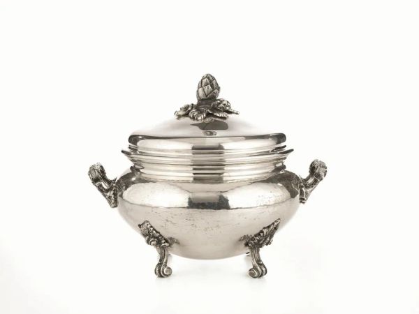  Zuppiera con coperchio, sec. XX,  in argento, di forma circolare, a due anse