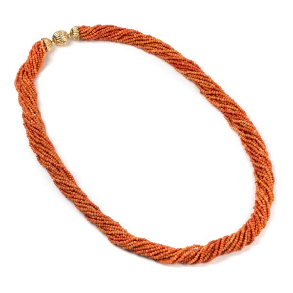 



LUNGA COLLANA MULTIFILO IN CORALLO