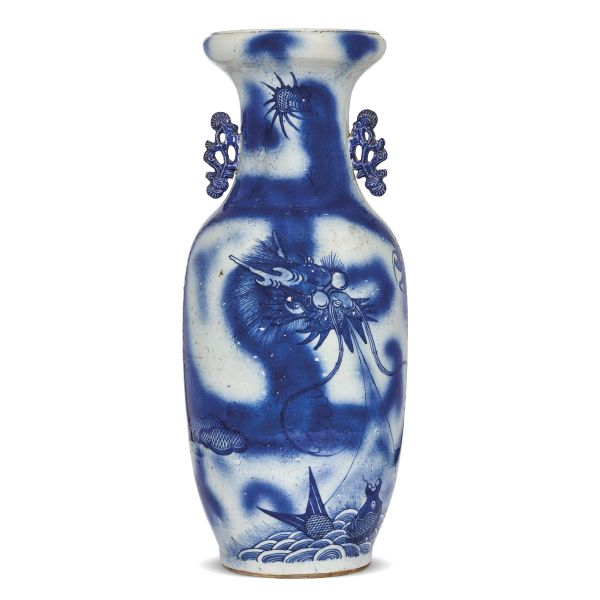 A PORCELAIN VASE, CHINA, QING DYNASTY, 19TH-20TH CENTURY