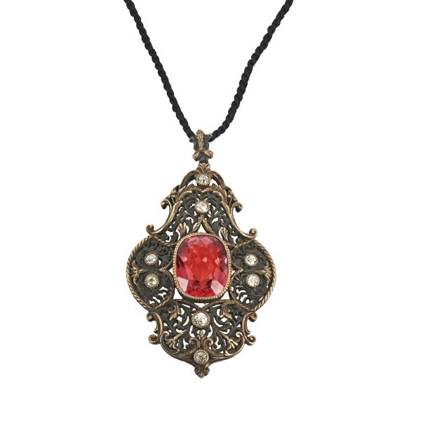 



COLLANA CON GRANDE PENDENTE