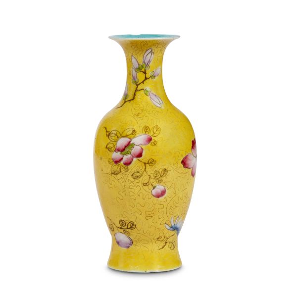 



YELLOW INCISED VASE, CHINA, XIX C.