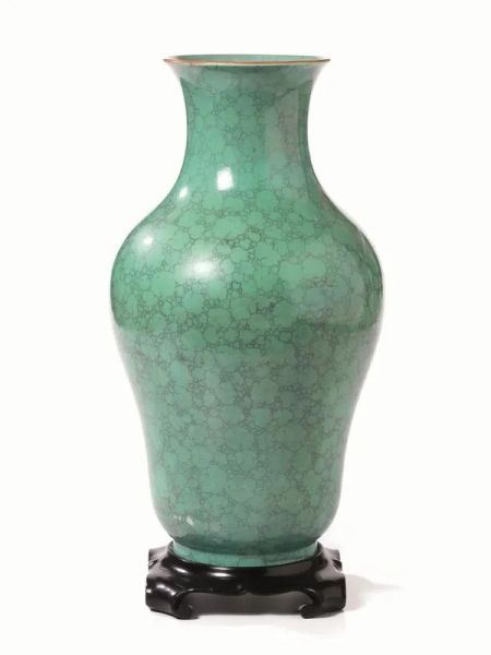  Vaso, Cina sec. XVIII-XIX,  a balaustro, in porcellana a smalto verde marmorizzato, reca marchio Qianlong, alt. cm 40,  difetto allo smalto 