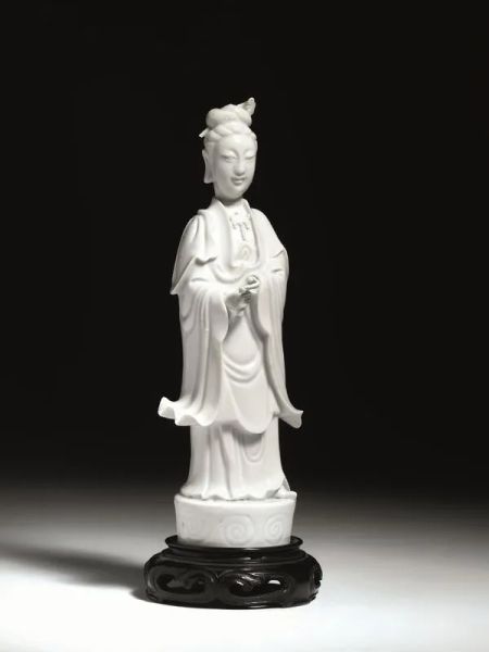  Guanyin Cina inizi sec. XX , in porcellana bianca, su base in legno alt. cm 33, restauro