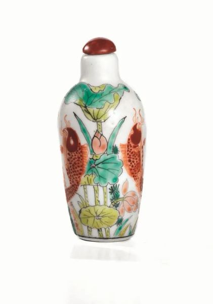 Snuff bottle, Cina sec.XX, in porcellana, decorata con carpe rosse e ninfee, alt. cm 7,2