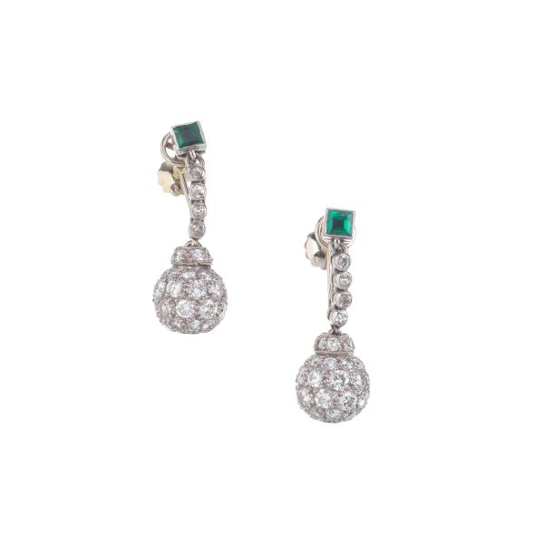 DIAMOND AND EMERALD DROP EARRINGS IN 18KT WHITE GOLD