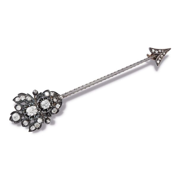 



ARROW-SHAPED BROOCH IN SILVER AND LOW TITLE TWO TONE GOLD