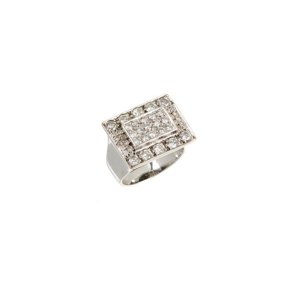 DIAMOND RING IN 18KT WHITE GOLD