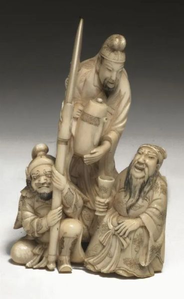 Okimono, Giappone inizi sec. XX, in avorio, raffigurante tre figure maschili, alt. cm 10