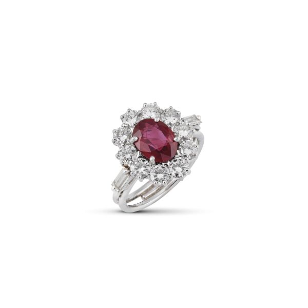 MARGUERITE-SHAPED RUBY AND DIAMOND RING IN 18KT WHITE GOLD