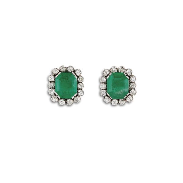 EMERALD AND DIAMOND EARRINGS IN 18KT WHITE GOLD