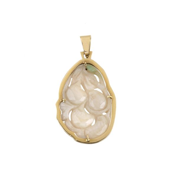 



CARVED JADE PENDANT IN 18KT YELLOW GOLD