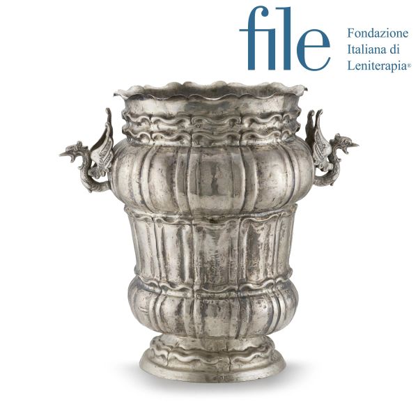 A LARGE SILVER VASE, 20TH CENTURY