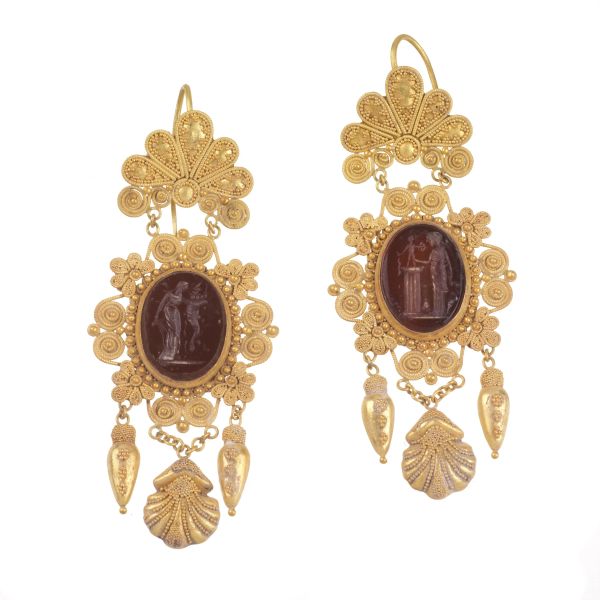 ARCHAEOLOGICAL STYLE CHANDELIER EARRINGS IN 18KT YELLOW GOLD
