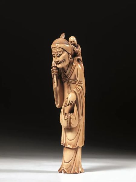  Figura Cina, inizi sec. XX,  in avorio, raffigurante donna con bambino e ombrello, alt. cm 23