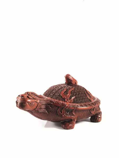  Scatolina Cina sec. XX , a guisa di tartaruga, il coperchio sormontato da figura di ranocchio, recante marchio Qianlong, lung. cm 14,5