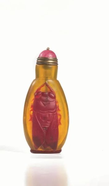 Snuff bottle, Cina fine dinastia Qing, in vetro incamiciato, decorata a motivo di cicale, alt. cm 7,8