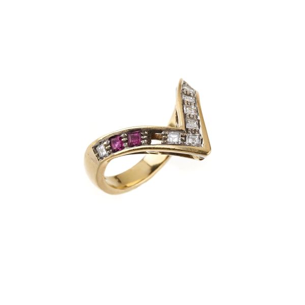 



DIAMOND AND RUBY CHEVRON RING IN 18KT YELLOW GOLD