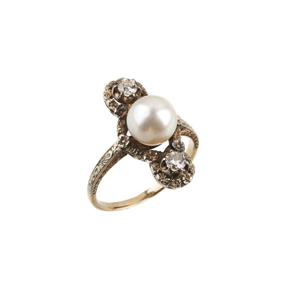 



PEARL AND DIAMOND RING IN 18KT TWO TONE GOLD