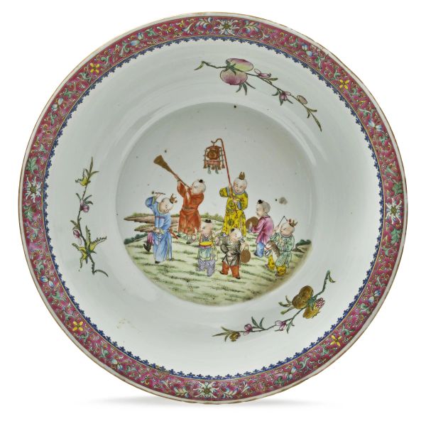 



A LARGE FAMILLE ROSE PORCELAIN BOWL, CHINA, REPUBLIC PERIOD
