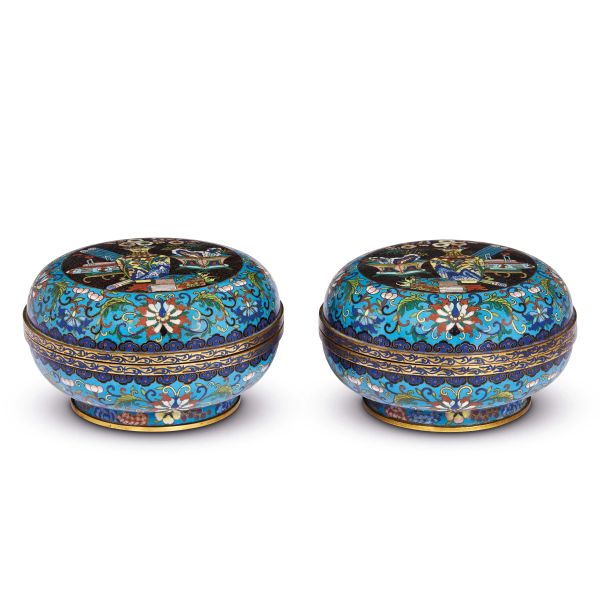 



A PAIR OF CLOISONN&Eacute; ENAMEL CIRCULAR BOXES AND COVERS, CHINA, QING DYNASTY, 19TH CENTURY