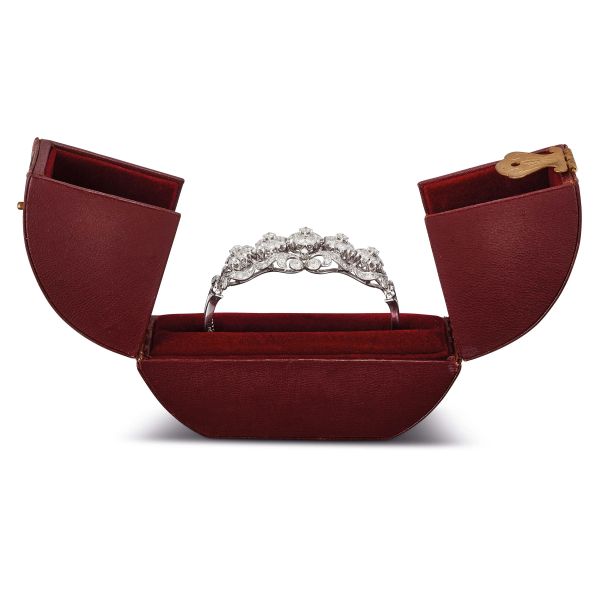



BRACCIALE RIGIDO CON DIAMANTI