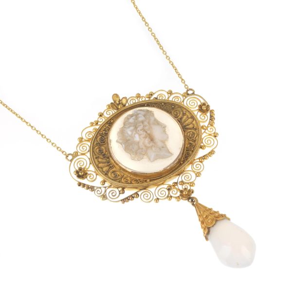 NECKLACE WITH A CAMEO PENDANT IN GOLD