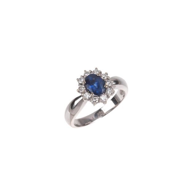 SAPPHIRE AND DIAMOND MARGUERITE RING IN 18KT WHITE GOLD