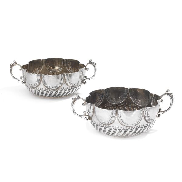PAIR OF SILVER CUPS, LONDON, 1744, MARK OF SILVER MAKER NOT IDENTIFIED
