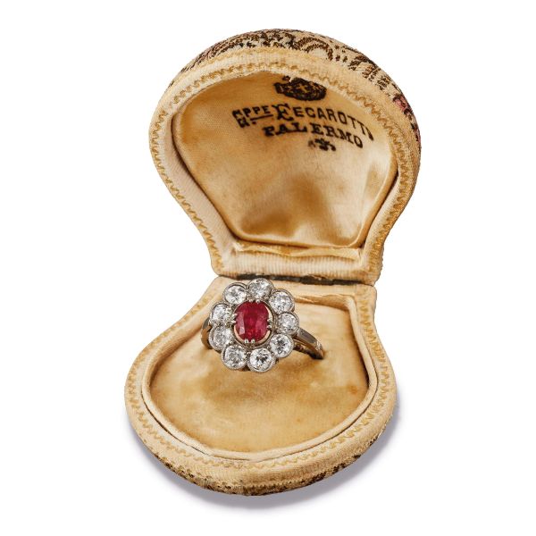 ANELLO A MARGHERITA CON RUBINO BIRMANO E DIAMANTI