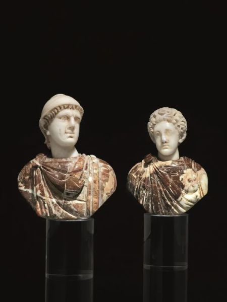  Due piccoli busti all'antica, fine sec. XVII,  raffiguranti personaggi togati, teste in marmo bianco montate su busti in breccia di marmo rosa, alt. cm 12 e cm 13,  alcune scheggiature 