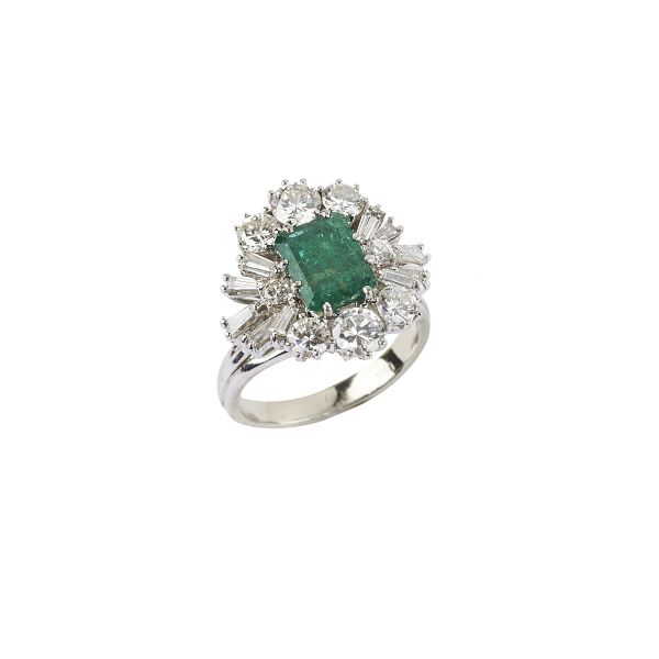 



EMERALD AND DIAMOND RING IN 18KT WHITE GOLD