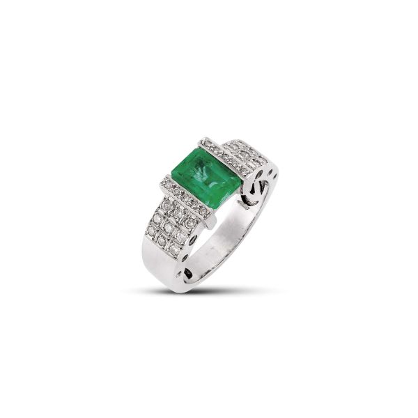 EMERALD AND DIAMOND BAND RING IN 18KT WHITE GOLD
