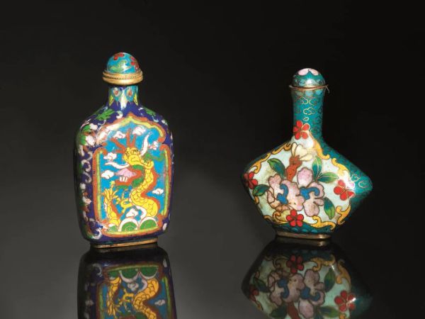  Due snuff-bottles, Cina fine dinastia Qing , in smalto cloisonnÃƒÂ© una decorata