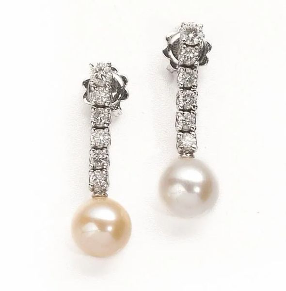Paio di orecchini pendenti in oro bianco, diamanti e perle