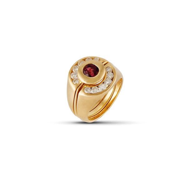 



ANELLO CON RUBINO E DIAMANTI
